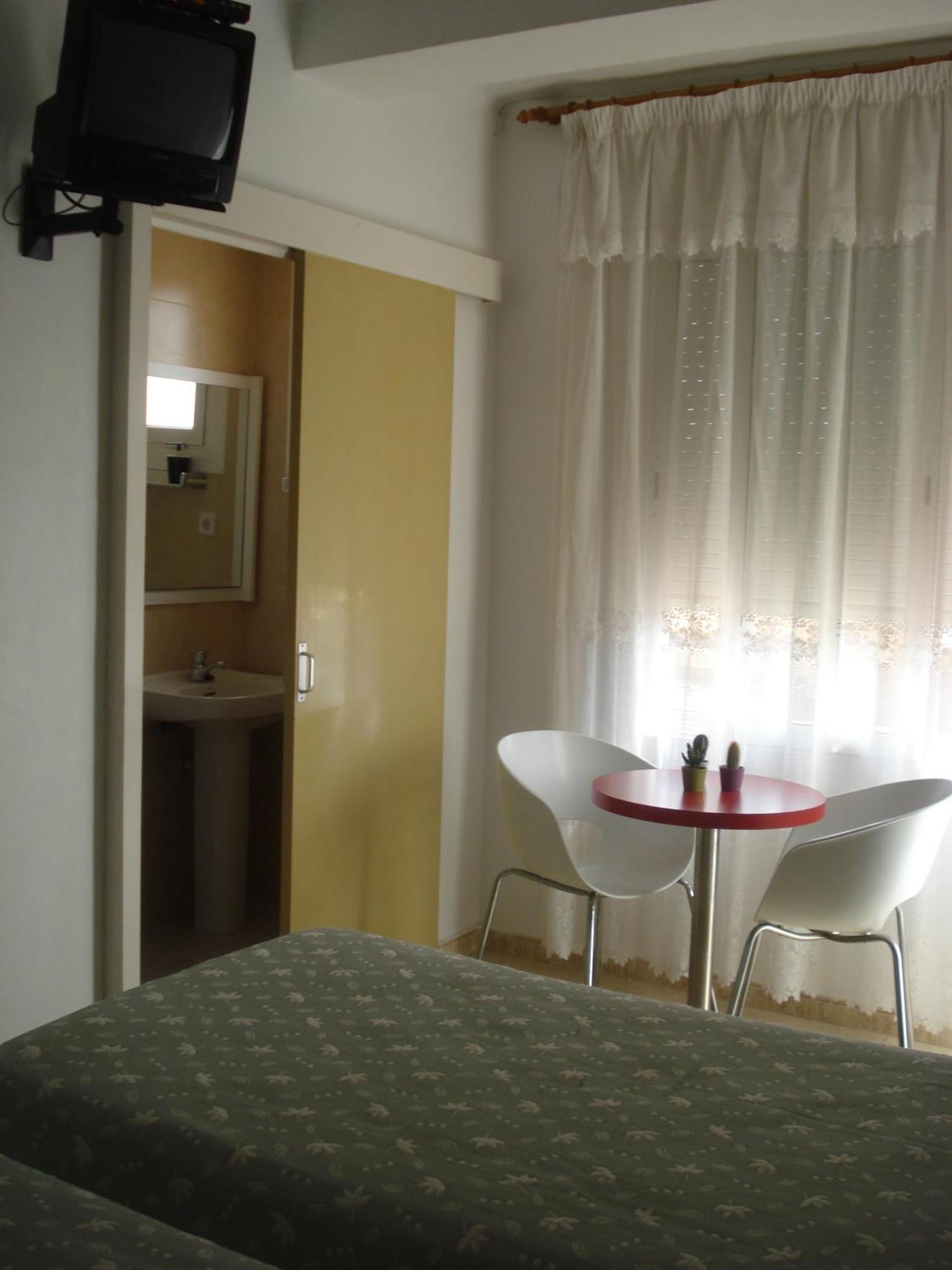Hostal Margarita Pineda De Mar Habitación foto